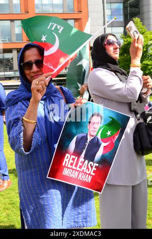 Manchester, Regno Unito, 23 giugno 2024. Le persone protestano a Piccadilly Gardens, nel centro di Manchester, Regno Unito, in occasione di un gruppo di pressione del Regno Unito per la liberazione di Imran Khan e con il tema: "Dite di no alle violazioni dei diritti umani e civili in Pakistan”. Imran Khan è stato fondatore ed ex presidente del partito politico Pakistan Tehreek-e-Insaf (PTI) dal 1996 al 2023. Khan è in prigione in Pakistan per una violazione delle leggi sul matrimonio islamico. Crediti: Terry Waller/Alamy Live News Foto Stock