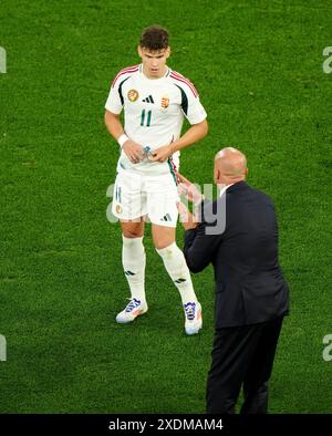 L'ungherese Milos Kerkez (a sinistra) parla con l'ungherese manager Marco Rossi durante la partita UEFA Euro 2024 del gruppo A alla Stuttgart Arena di Stoccarda, in Germania. Data foto: Domenica 23 giugno 2024. Foto Stock