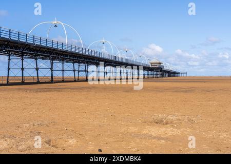 Southport, Merseyside, Inghilterra, Regno Unito - 15 maggio 2023: Spiaggia e molo Foto Stock