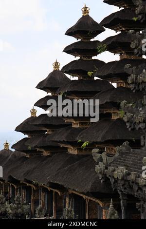 Tetti di Pagodas nel tempio madre pura Besakih a Bali, Indonesia Foto Stock