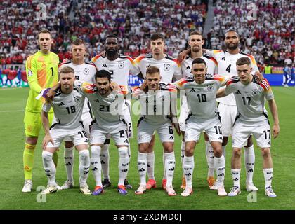 Francoforte, Germania. 23 giugno 2024. Tedesco partenza undici fila posteriore: Manuel Neuer, Toni Kroos, Antonio Rudiger, Kai Havertz, Robert Andrich, Jonathan Tah, in prima fila: Maximilian Mittelstadt, Ilkay Gundogan, Joshua Kimmich, Jamal Musiala e Florian Wirtz della Germania durante la partita dei Campionati europei UEFA alla Commerzbank-Arena di Francoforte. Il credito per immagini dovrebbe essere: David Klein/Sportimage Credit: Sportimage Ltd/Alamy Live News Foto Stock