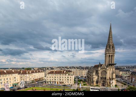 Vista aerea del paesaggio urbano di Caen, tra cui la chiesa storica sotto il cielo nuvoloso in Normandia, Francia. Cattura l'architettura e il paesaggio urbano. Foto Stock