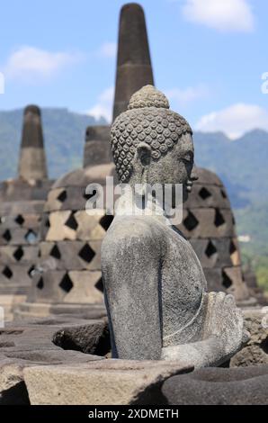 La maestosa statua di Buddha dello Stupa aperto del Tempio di Borobudur Foto Stock