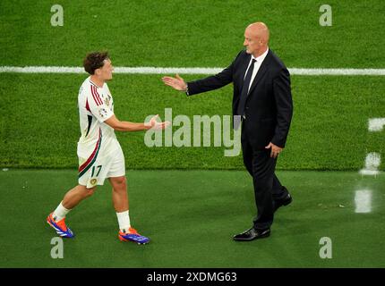 L'ungherese Callum Styles (a sinistra) si congratula con il suo manager Marco Rossi dopo essere stato sostituito durante la partita UEFA Euro 2024 del gruppo A alla Stuttgart Arena di Stoccarda, in Germania. Data foto: Domenica 23 giugno 2024. Foto Stock