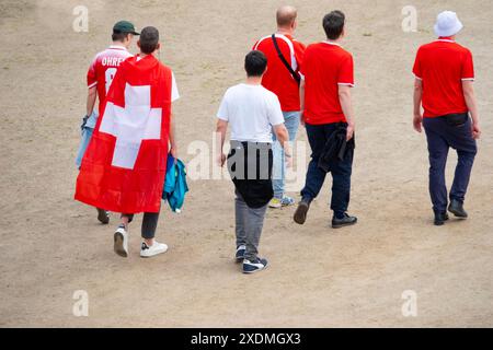 Tifosi, spettatori, tifosi della colorata Germania e Svizzera bandiere vicino allo stadio prima della partita del Campionato europeo Euro 2024, Francoforte Foto Stock