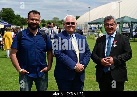 LONDRA, REGNO UNITO. 23 giugno 2024. Keith Best, il Dr. Nooralhaq Nasimi partecipa alla comunità afghana che celebra annualmente l'ACAA Refugee Week Festival 2024 per mostrare musica, danza, cibo e artigianato provenienti dall'Afghanistan e dall'Asia centrale e attività per bambini al Cranford Community College di Londra, Regno Unito. Credito: Vedi li/Picture Capital/Alamy Live News Foto Stock