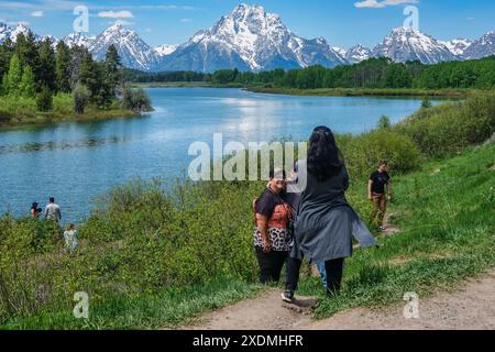Oxbow Bend sul fiume Snake con il monte innevato Moran e le montagne del Grand Teton sullo sfondo Primavera 2024 Foto Stock