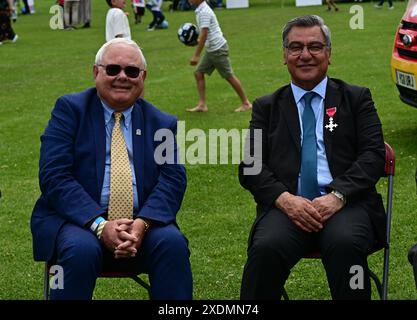 LONDRA, REGNO UNITO. 23 giugno 2024. Keith Best e il dottor Nooralhaq Nasimi della comunità afghana tengono una celebrazione annuale dell'ACAA Refugee Week Festival 2024 per mostrare musica, danza, cibo e artigianato provenienti dall'Afghanistan e dall'Asia centrale e attività per bambini al Cranford Community College di Londra, Regno Unito. Credito: Vedi li/Picture Capital/Alamy Live News Foto Stock