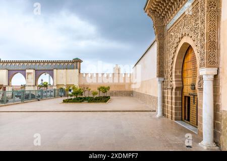 Meknes, Marocco - 21 marzo 2024: Ingresso del Mausoleo di Moulay Ismail a Meknes in Marocco. Il Mausoleo di Moulay Ismail è una tomba e una moschea Foto Stock