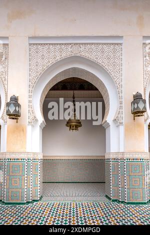 Meknes, Marocco - 21 marzo 2024: Mausoleo di Moulay Ismail interno a Meknes in Marocco. Il Mausoleo di Moulay Ismail è una tomba e moschea situata in Foto Stock