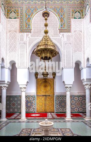 Meknes, Marocco - 21 marzo 2024: Mausoleo di Moulay Ismail interno a Meknes in Marocco. Il Mausoleo di Moulay Ismail è una tomba e moschea situata in Foto Stock