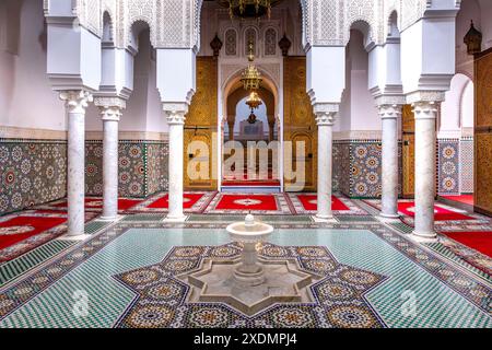 Meknes, Marocco - 21 marzo 2024: Mausoleo di Moulay Ismail interno a Meknes in Marocco. Il Mausoleo di Moulay Ismail è una tomba e moschea situata in Foto Stock