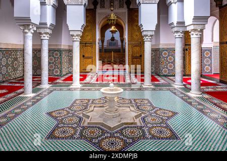 Meknes, Marocco - 21 marzo 2024: Mausoleo di Moulay Ismail interno a Meknes in Marocco. Il Mausoleo di Moulay Ismail è una tomba e moschea situata in Foto Stock