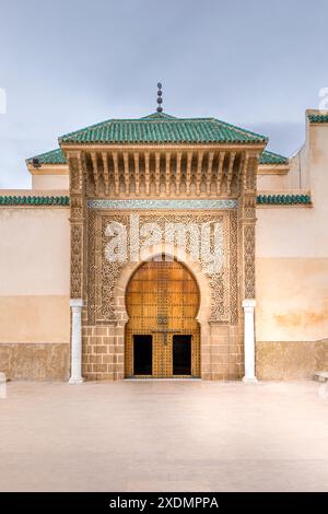 Meknes, Marocco - 21 marzo 2024: Ingresso del Mausoleo di Moulay Ismail a Meknes in Marocco. Il Mausoleo di Moulay Ismail è una tomba e una moschea Foto Stock