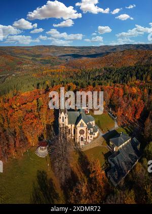 Levoca, Slovacchia - Vista aerea della Basilica della Visitazione della Beata Vergine Maria in una soleggiata giornata autunnale con colorate foglie autunnali dall'alto Foto Stock