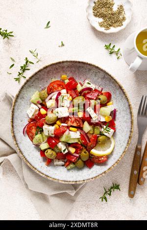 Insalata con feta, olive e verdure fresche, vista dall'alto Foto Stock