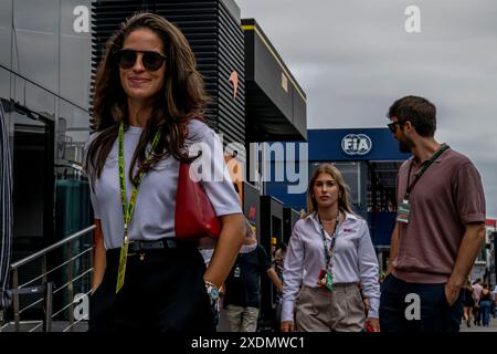 Montmelo, Spagna, 23 giugno 2024, Carmen Montero Mundt, fidanzata di George Russell, presente al giorno della gara, 10° round del campionato di Formula 1 2024. Crediti: Michael Potts/Alamy Live News Foto Stock