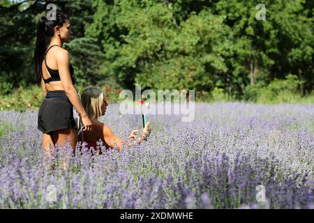 Odessa, Ucraina. 23 giugno 2024. I partecipanti allo Yoga Summer Fest 2024 hanno visto scattare foto nel campo di lavanda sul territorio del Giardino Botanico dell'Università Nazionale di Odessa dal nome di Ilya Ilyich Mechnikov. Yoga Summer Fest 2024 si è tenuto sul territorio del Giardino Botanico dell'Università Nazionale di Odessa dal nome di Ilya Ilyich Mechnikov, l'obiettivo è quello di divulgare lo stile di vita sano e le pratiche di mediazione. (Foto di Viacheslav Onyshchenko/SOPA Images/Sipa USA) credito: SIPA USA/Alamy Live News Foto Stock