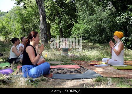 Odessa, Ucraina. 23 giugno 2024. I partecipanti hanno visto l'esercizio durante lo Yoga Summer Fest 2024 sul territorio del Giardino Botanico dell'Università Nazionale di Odessa dal nome di Ilya Ilyich Mechnikov. Yoga Summer Fest 2024 si è tenuto sul territorio del Giardino Botanico dell'Università Nazionale di Odessa dal nome di Ilya Ilyich Mechnikov, l'obiettivo è quello di divulgare lo stile di vita sano e le pratiche di mediazione. (Foto di Viacheslav Onyshchenko/SOPA Images/Sipa USA) credito: SIPA USA/Alamy Live News Foto Stock