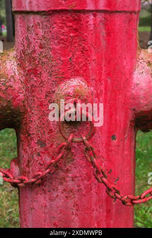 Primo piano di un vecchio idrante rosso dipinto, Montreal, Quebec, Canada. Foto Stock