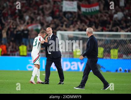 L'ungherese Kevin Csoboth (a sinistra) con l'ungherese manager Marco Rossi dopo la partita UEFA Euro 2024 del gruppo A alla Stuttgart Arena di Stoccarda, Germania. Data foto: Domenica 23 giugno 2024. Foto Stock