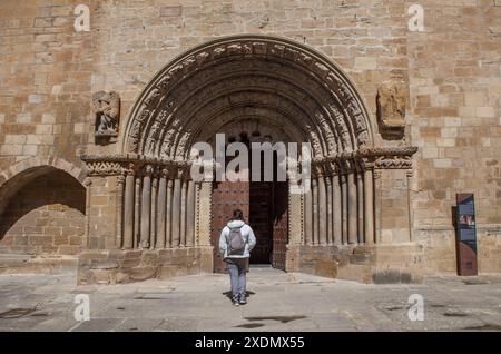 Gares, Spagna - 30 marzo 2024: Chiesa di Santiago, Puente la Reina, Navarra, Portico romanico Foto Stock