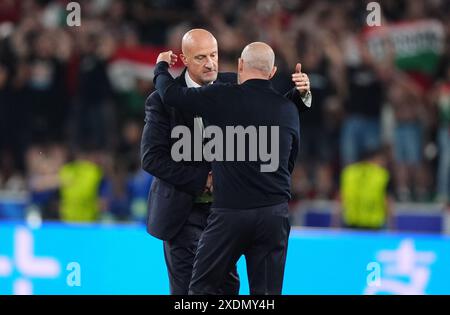 Il manager ungherese Marco Rossi (a sinistra) consola il manager scozzese Steve Clarke dopo la partita UEFA Euro 2024 del gruppo A alla Stuttgart Arena di Stoccarda, in Germania. Data foto: Domenica 23 giugno 2024. Foto Stock