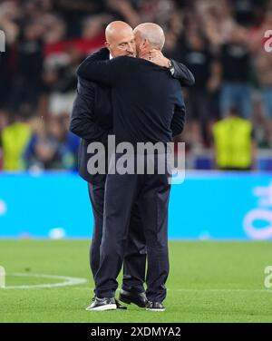 L'allenatore scozzese Steve Clarke (a sinistra) è abbracciato dall'allenatore ungherese Marco Rossi dopo la partita UEFA Euro 2024 del gruppo A alla Stuttgart Arena di Stoccarda, Germania. Data foto: Domenica 23 giugno 2024. Foto Stock