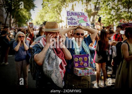 Parigi, Francia. 23 giugno 2024. I manifestanti tengono cartelli antifascisti durante la manifestazione. Una settimana prima del primo turno delle elezioni legislative, che si svolgeranno domenica 30 giugno, 200 gruppi e associazioni femministe hanno chiesto una manifestazione contro l'estrema destra e il partito del Rally Nazionale. (Foto di Sara Creta/SOPA Images/Sipa USA) credito: SIPA USA/Alamy Live News Foto Stock