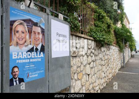 Vence, Francia. 22 giugno 2024. Un manifesto di estrema destra durante le elezioni legislative in Francia. Credito: M.. Bariona/Alamy Live News Foto Stock