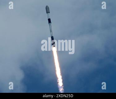 Cape Canaveral Space Force Station, Florida, Stati Uniti. 23 giugno 2024. Un razzo Falcon 9 SpaceX lancia 22 satelliti Starlink dal Launch Complex 40 alla Cape Canaveral Space Force Station, Florida, domenica 23 giugno 2024. Foto di Joe Marino/UPI credito: UPI/Alamy Live News Foto Stock