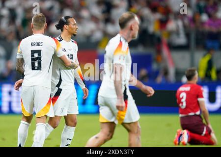 Toni Kroos con la tedesca Leroy sane durante la partita di UEFA Euro 2024 tra Svizzera e Germania, gruppo A, 3, giocata all'Arena di Francoforte il 23 giugno 2024 a Francoforte. (Foto di Sergio Ruiz / PRESSINPHOTO) Foto Stock