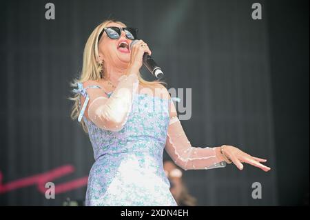 Claire Grogan di Altered Images Performing al Lets Rock Leeds 80s Festival 2024 ,Leeds, Regno Unito Foto Stock