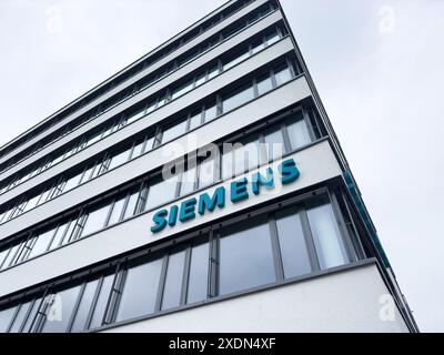 Friburgo, Germania - 4 marzo 2024: Una visuale grandangolare e ad angolo basso cattura un grande logotipo Siemens sulla facciata di un edificio in Germania, evidenziando la Foto Stock