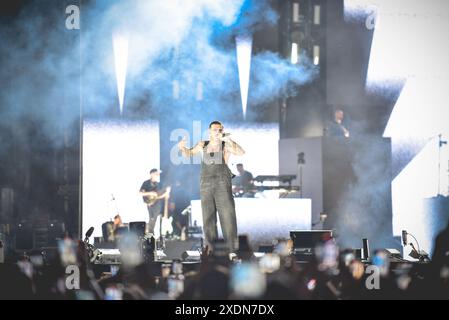 Napoli, Italia. 21 giugno 2024. Il rapper italiano Emanuele Palumbo meglio conosciuto con il suo nome d'arte Geolier si esibisce dal vivo sul palco dello Stadio Maradona per il suo tour 2024 . (Foto di Paola Visone/Pacific Press) crediti: Pacific Press Media Production Corp./Alamy Live News Foto Stock