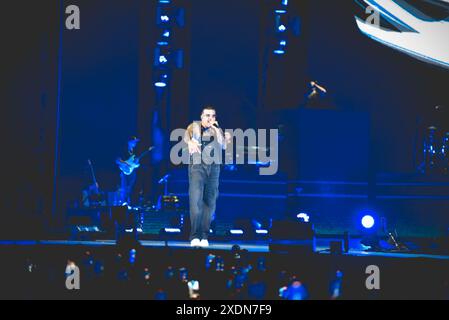 Napoli, Italia. 21 giugno 2024. Il rapper italiano Emanuele Palumbo meglio conosciuto con il suo nome d'arte Geolier si esibisce dal vivo sul palco dello Stadio Maradona per il suo tour 2024 . (Foto di Paola Visone/Pacific Press) crediti: Pacific Press Media Production Corp./Alamy Live News Foto Stock