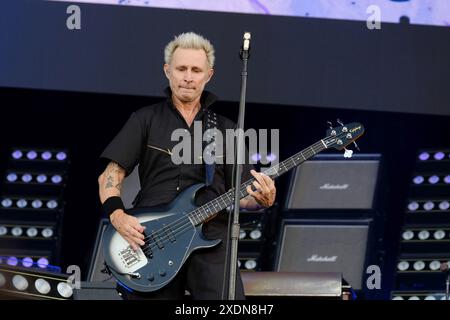 Newport, Regno Unito. 23 giugno 2024. Mike Dirnt bassista della band punk americana Green Day si esibisce dal vivo sul palco dell'Isle of Wight Festival. (Foto di Dawn Fletcher-Park/SOPA Images/Sipa USA) credito: SIPA USA/Alamy Live News Foto Stock