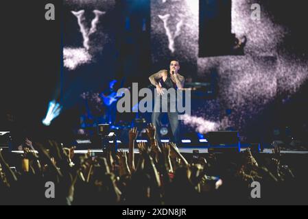 21 giugno 2024, Napoli, Italia: Il rapper italiano Emanuele Palumbo meglio conosciuto con il suo nome d'arte Geolier si esibisce dal vivo sul palco dello Stadio Maradona per il suo tour 2024 (Credit Image: © Paola Visone/Pacific Press via ZUMA Press Wire) SOLO PER USO EDITORIALE! Non per USO commerciale! Foto Stock