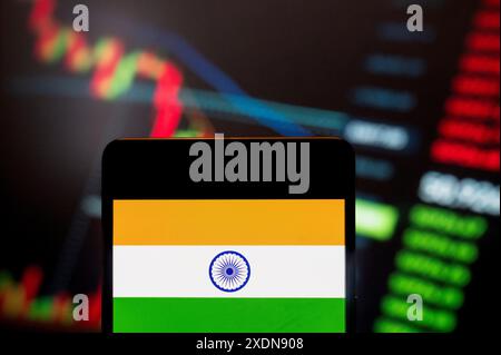 Cina. 23 giugno 2024. In questa immagine, la bandiera della Repubblica dell'India visualizzata su uno smartphone con un grafico dell'indice di borsa economica sullo sfondo. (Credit Image: © Budrul Chukrut/SOPA Images via ZUMA Press Wire) SOLO PER USO EDITORIALE! Non per USO commerciale! Foto Stock