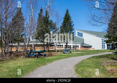 Tavoli da picnic presso il centro interpretativo di Hopewell Rocks Provincial Park a Hopewell Cape, New Brunswick, Canada Foto Stock