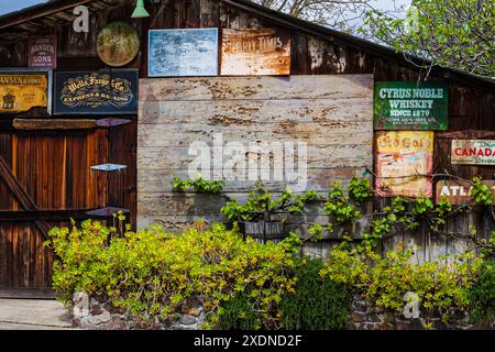 Cartelli antichi sulla Old Barn Wall nel centro di Sonoma, California, Stati Uniti Foto Stock