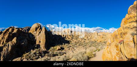 Alabama Hills e la catena montuosa innevata della Sierra Nevada, Alabama Hills National Scenic area, California, Stati Uniti Foto Stock