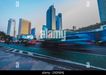 Giacarta, Indonesia - 10 maggio 2024. Il traffico cittadino scorre attraverso un affollato incrocio a Giacarta, Indonesia al crepuscolo. L'Hotel Indonesia Jakarta CA Foto Stock