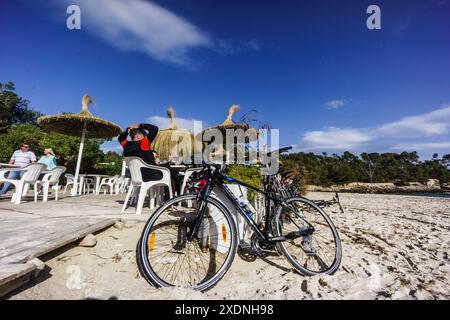 Ciclisti sulla spiaggia, Parco naturale del Mondrago, Santanyi, Maiorca, Isole Baleari, Spagna. Foto Stock