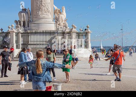 Persone che si divertono con le bolle di sapone a Terreiro do Paco, Lisbona, Portogallo Foto Stock