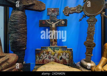 Croce d'altare con purgatorio, legno policromo, XVII secolo, Perù, Museo sa bassa Blanca (msbb). Yannick Vu e Ben Jakober, Alcudia, Maiorca, Spagna. Foto Stock