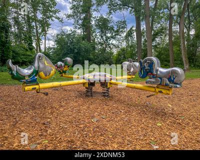 Vecchio, retrò, usato in metallo, parco giochi con molla a dondolo, attrezzatura. Foto Stock