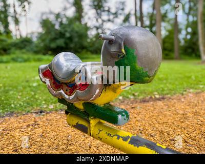 Vecchio, retrò, usato in metallo, parco giochi con molla a dondolo, attrezzatura. Foto Stock