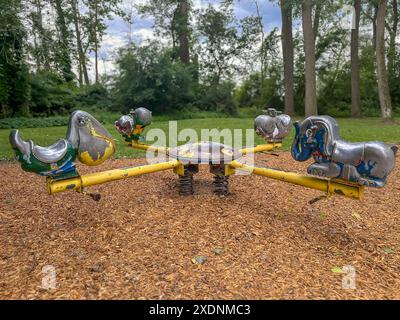 Vecchio, retrò, usato in metallo, parco giochi con molla a dondolo, attrezzatura. Foto Stock