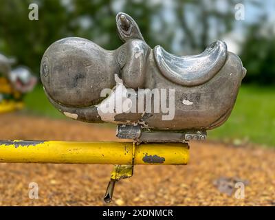 Vecchio, retrò, usato in metallo, parco giochi con molla a dondolo, attrezzatura. Foto Stock